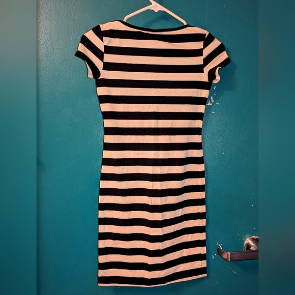 H&M Basic Striped T-Shirt Dress Short Sleeve Above Knee Scoop Neck - Picture 2 of 3